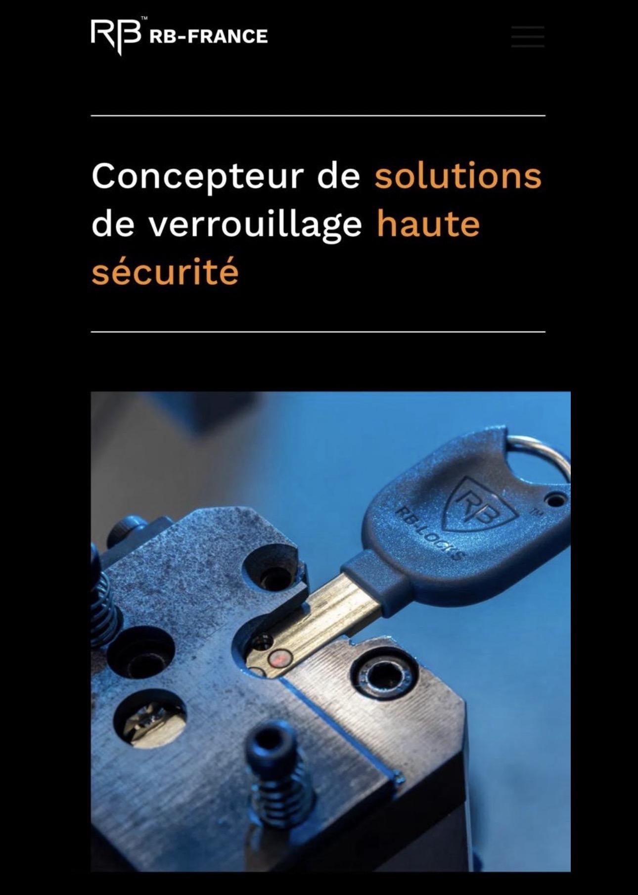 Clé protégée RB-LOCKS™ (RB-FRANCE) en cours d'insertion dans un cylindre adaptable de très haute sûreté SECURIER, installé par Planète Serrures de Paris 17e